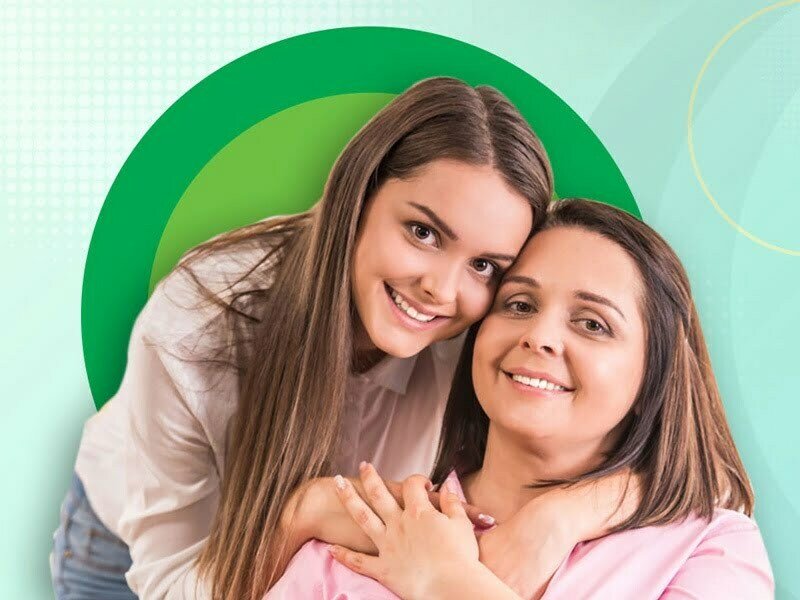 Dos mujeres de distintas edades sonríen juntas en una imagen sobre los vínculos familiares 
