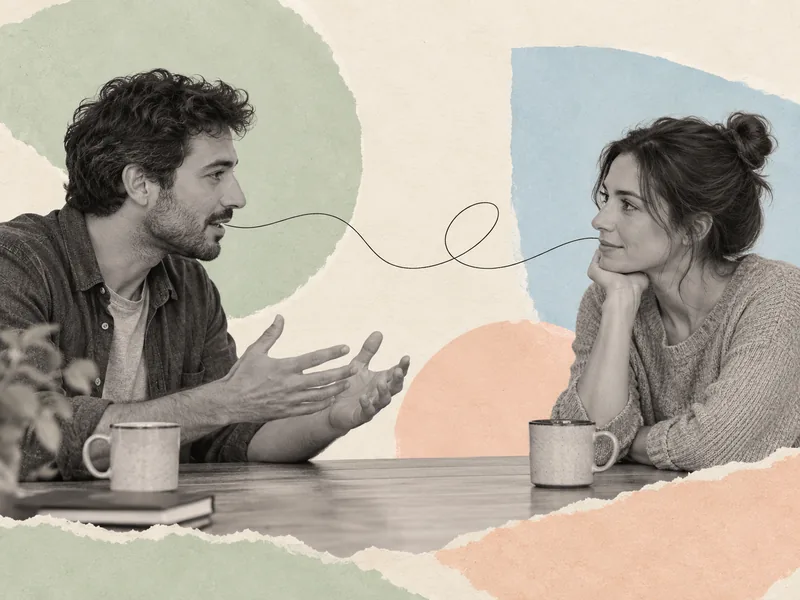 Una mujer escucha a un hombre que expresa sus ideas durante una conversación de pareja 